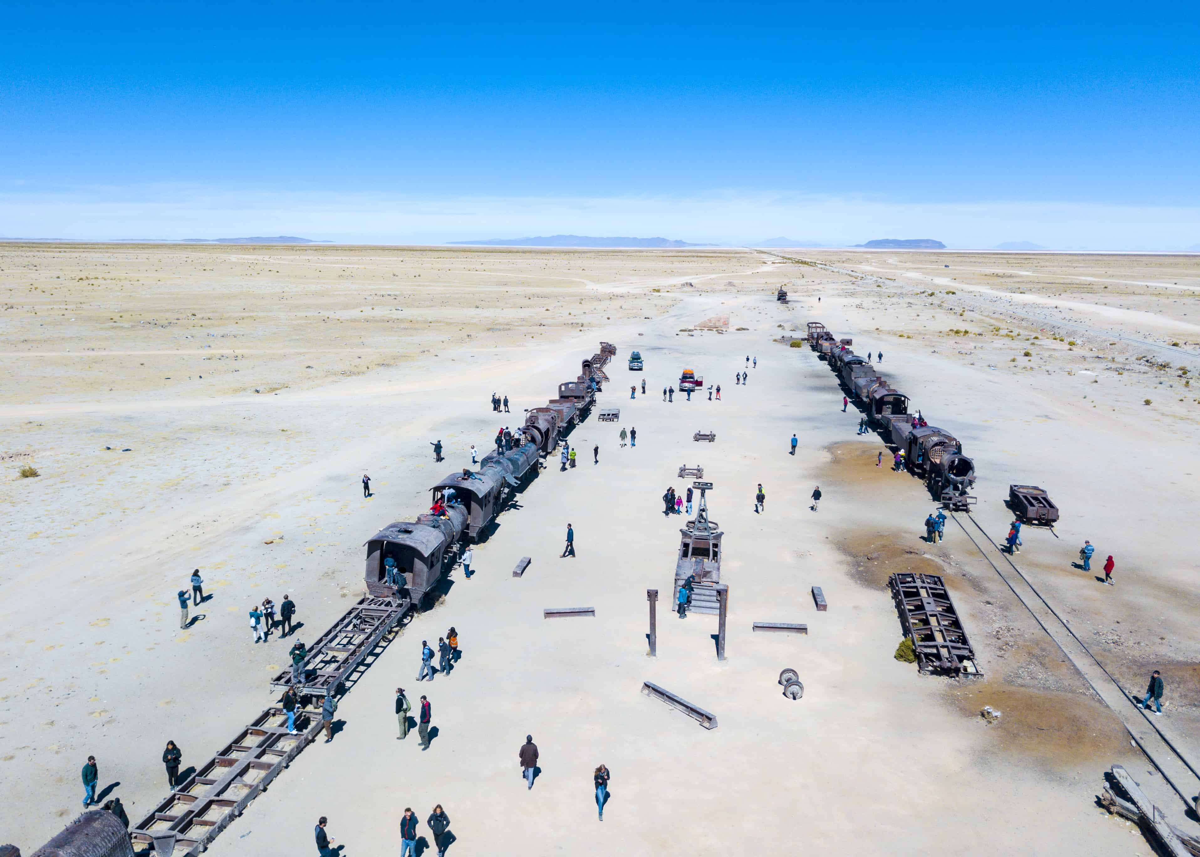 Foto de Trilho De Trem Infinito No Deserto De Uyuni e mais fotos de stock  de Azul - Azul, Aço, Bolívia - iStock