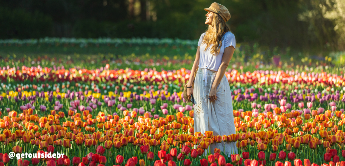 Mulher em meio ao campo de tulipa em Barilche