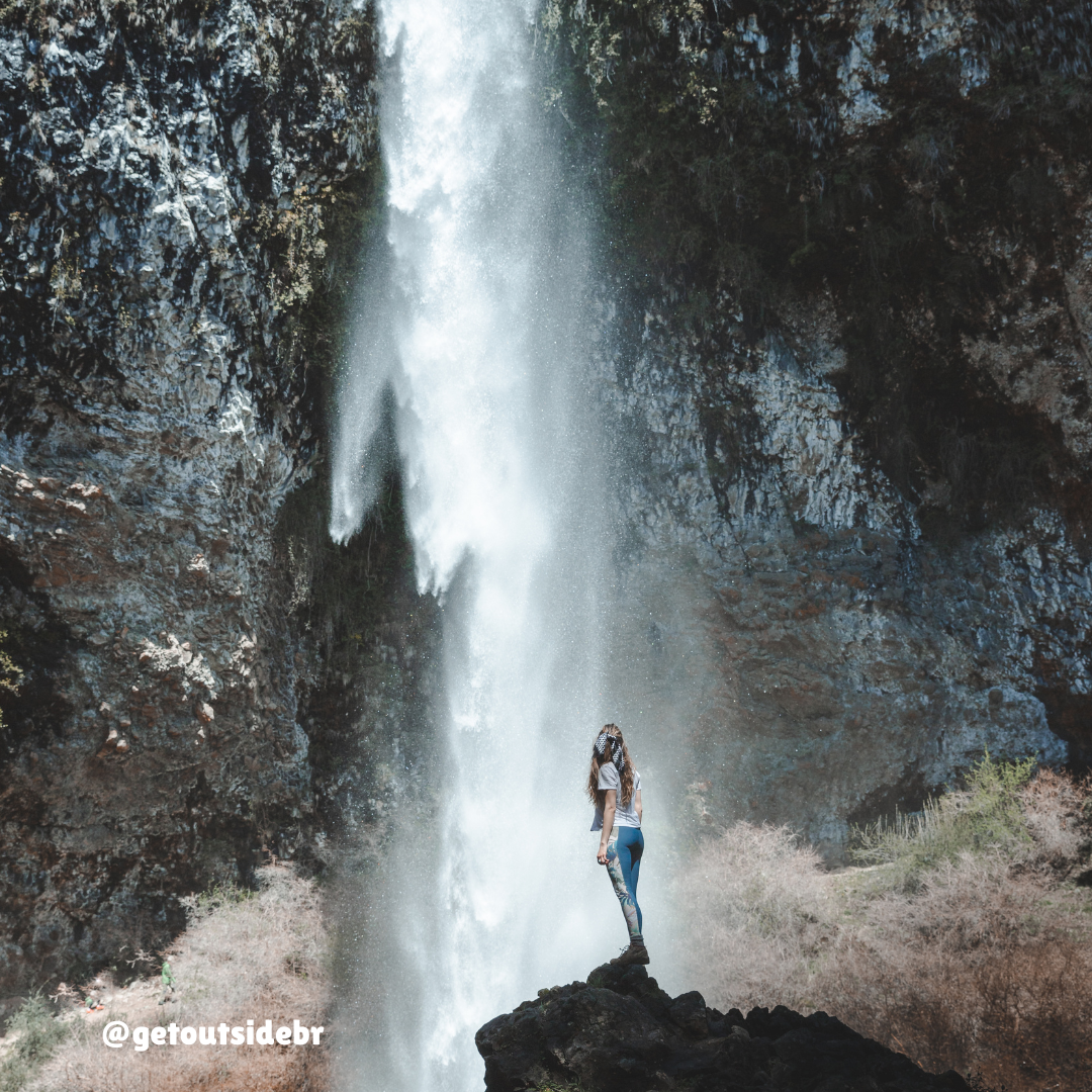 Mulher contemplando o cachoeira Saltillo de Las Nalcas em Bariloche