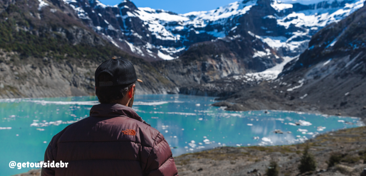 Homem contemplanto o Glaciar Ventisquero Negro em Bariloche