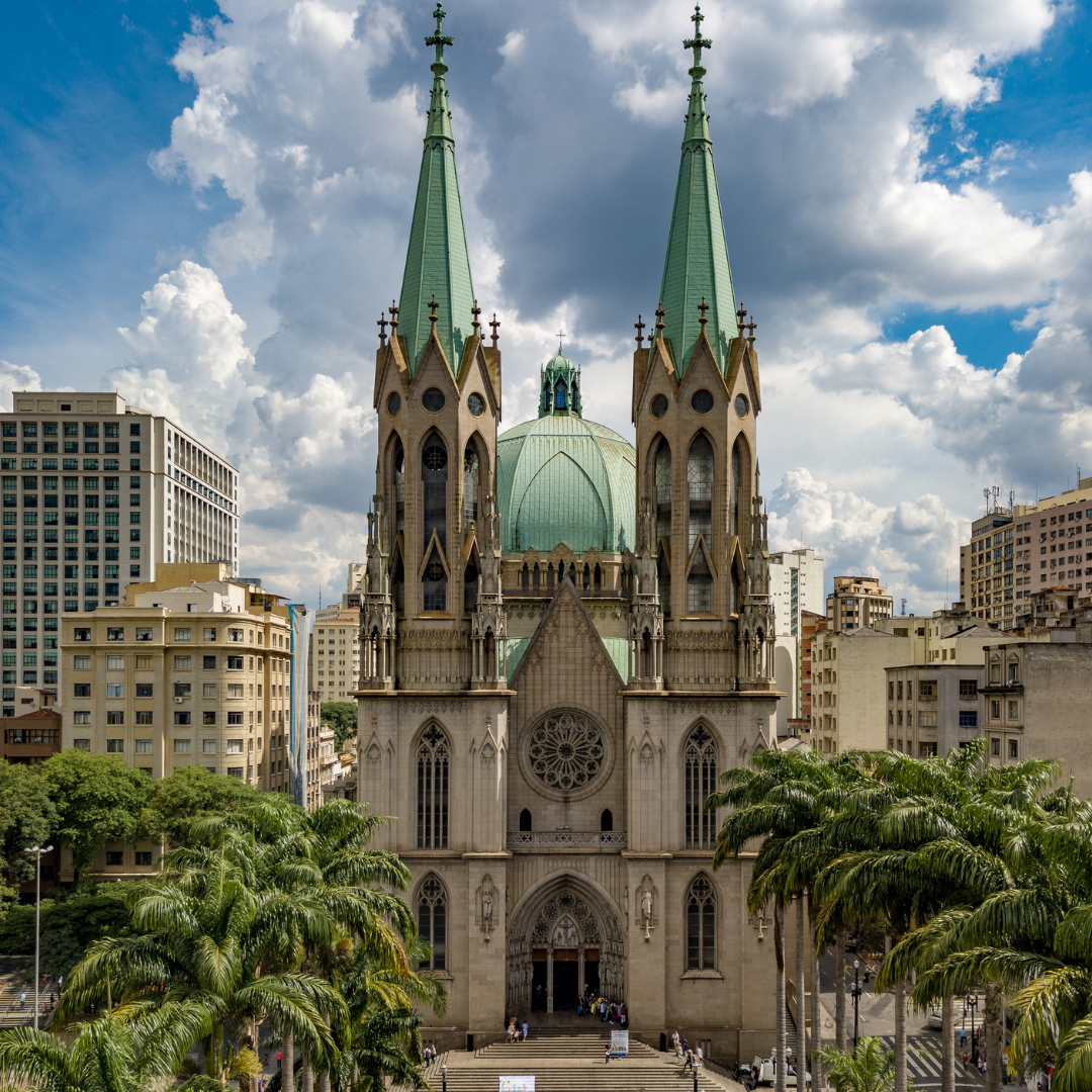 São Paulo Antiga - Praça da Sé, catedral e marco zero. Aos poucos turistas  e paulistanos vão redescobrindo os pontos turísticos de São Paulo.