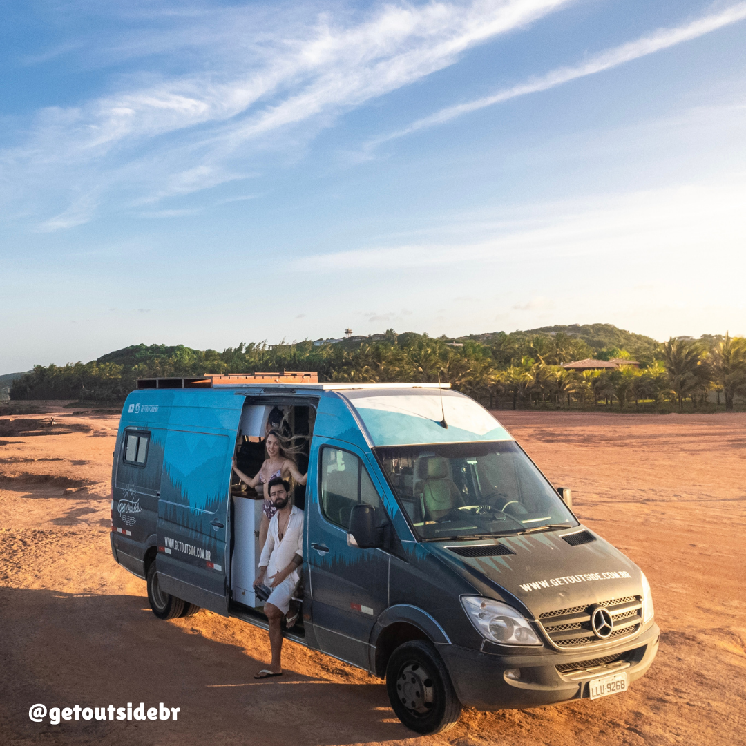 Motorhome estacionado, com um casal na porta, na Praia das Minas, Rio Grande do norte, uma das praias do nordeste 