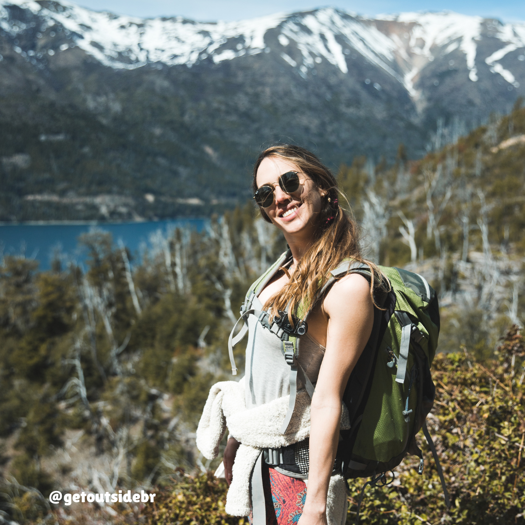 Mulher fazendo trilha na Villa Los Coihues em Bariloche