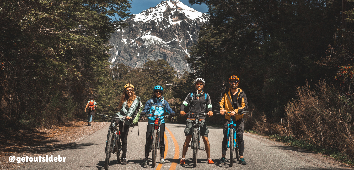 Pessoas de bicicleta fazendo o Circuito Chico em Bariloche