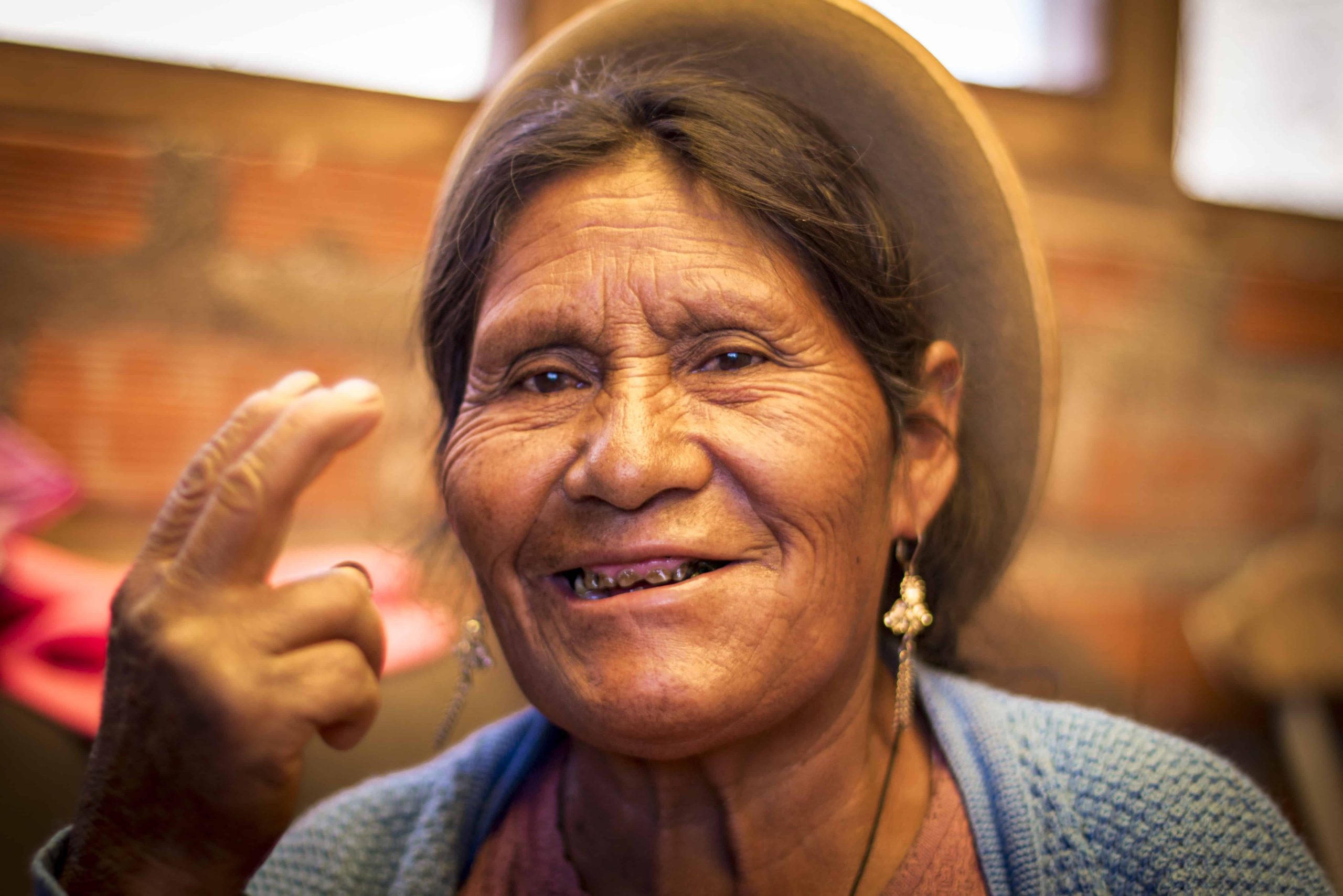 Senhora no povoado de Vila Mar