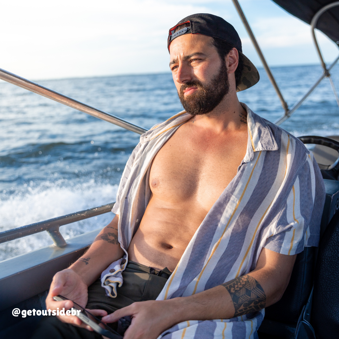 Homem sentado no barco fazendo o passeio pelo canal do Jari em Alter do Chão