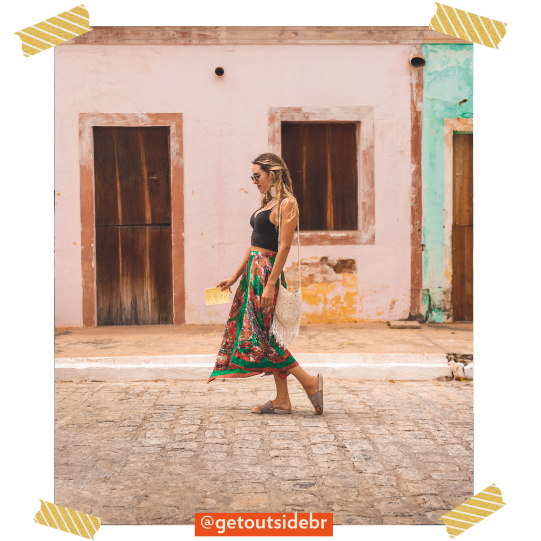 Mulher caminha pelas ruas de Cabaceiras, no agreste da Paraíba