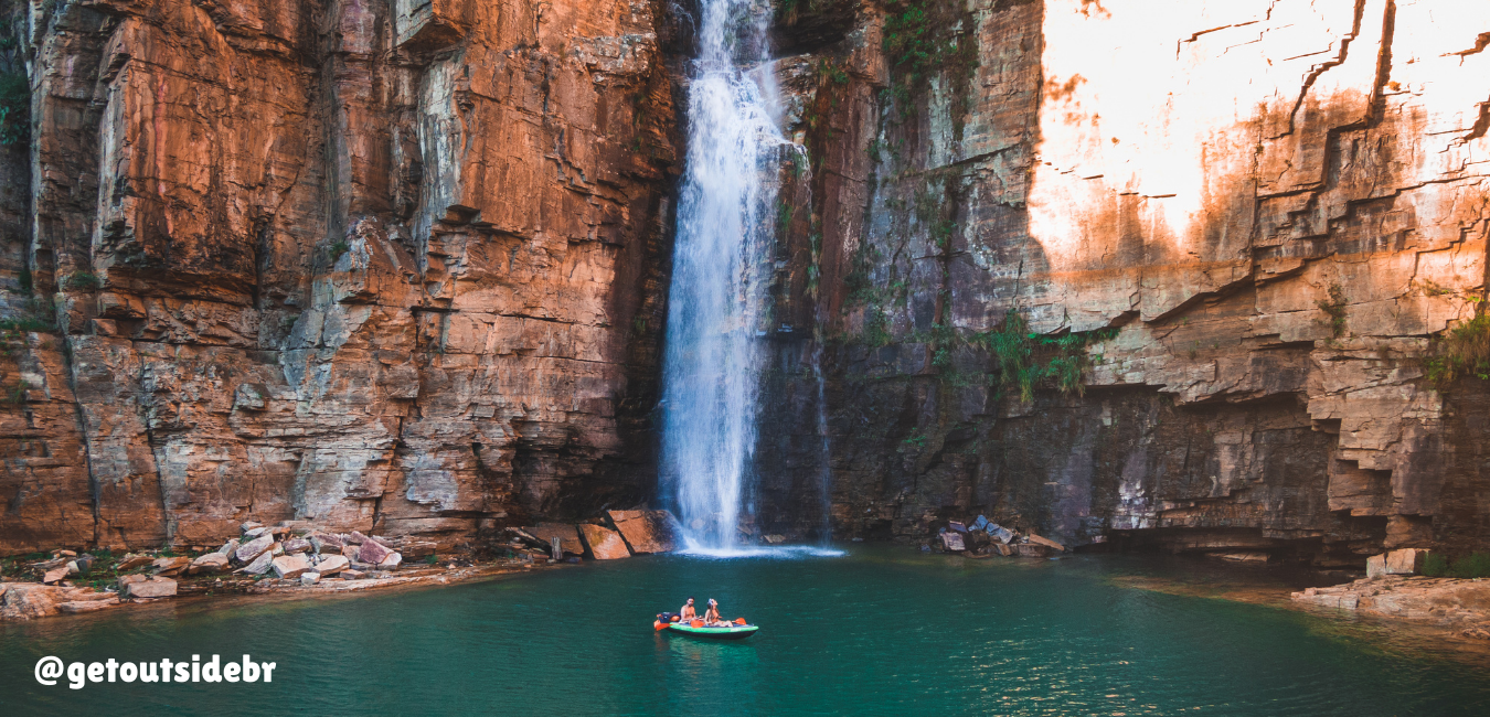 Barco em frente a cachoeira do Cânion de Capitólio, um dos roteiros de carro pelo Brasil