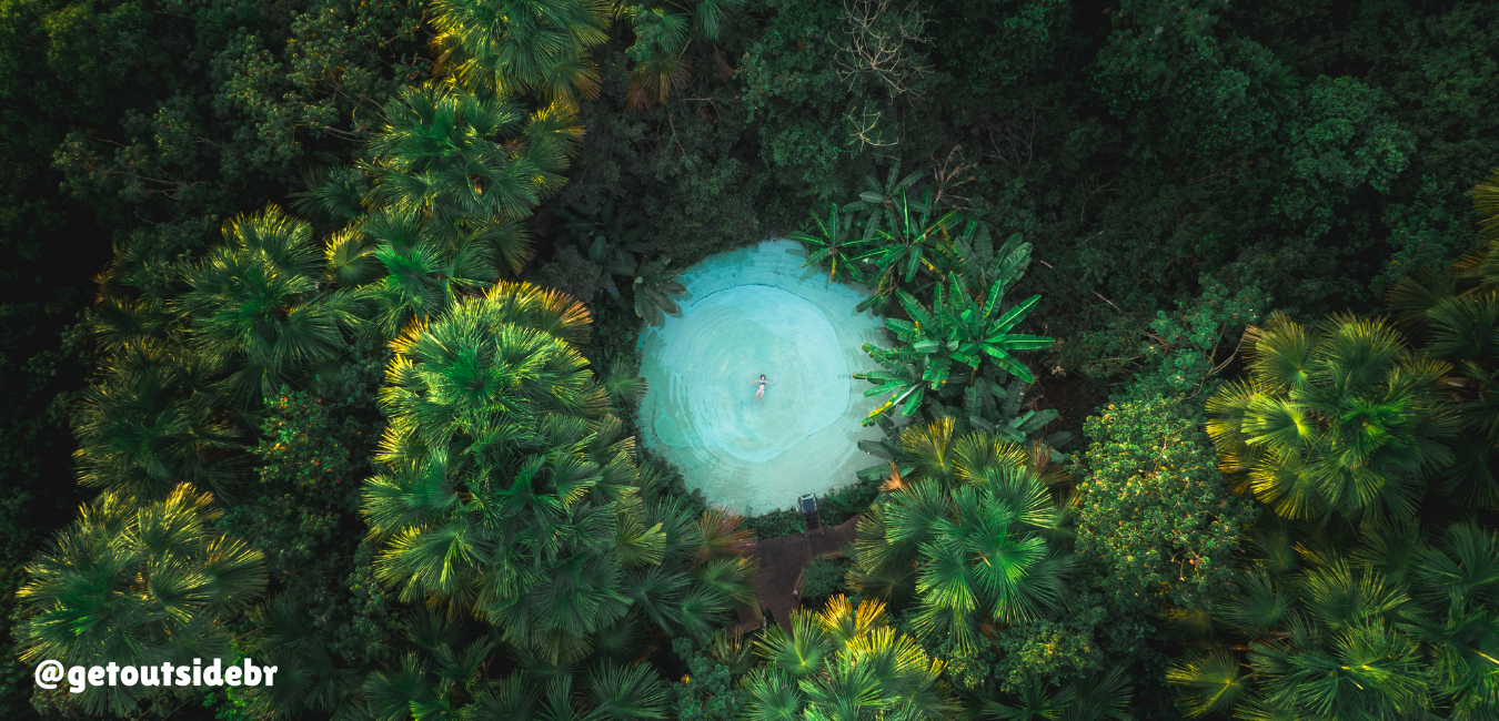 Vista de cima de um dos fervedouros do Jalapão, um destino para roteiros de carro pelo Brasil