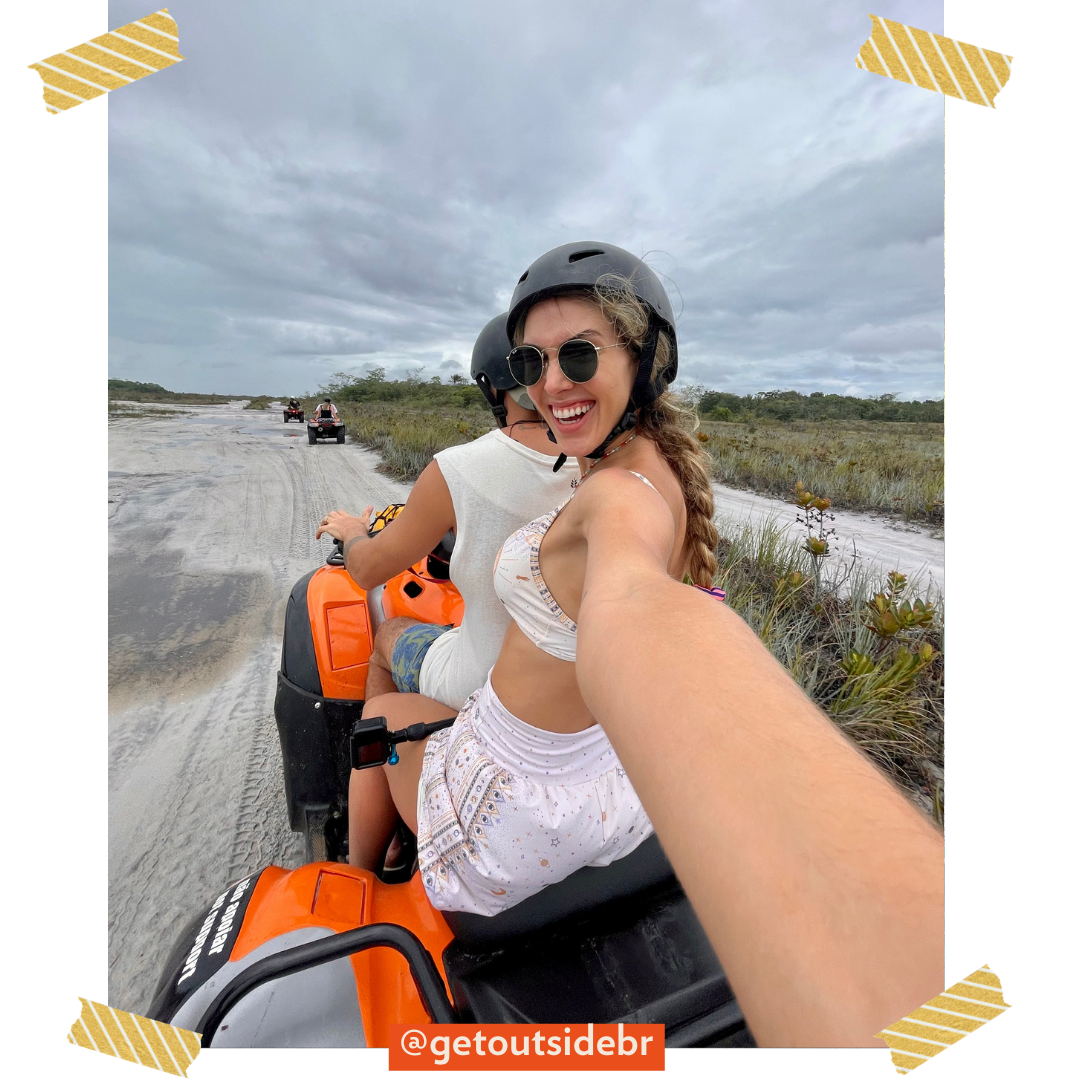 Casal passeando de quadriciclo em Morro de São Paulo