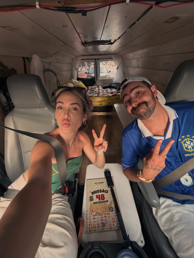 Ale e Duda, do Get Outside, viajando de motorhome durante uma expedição internacional usando seguro viagem como parte do planejamento.