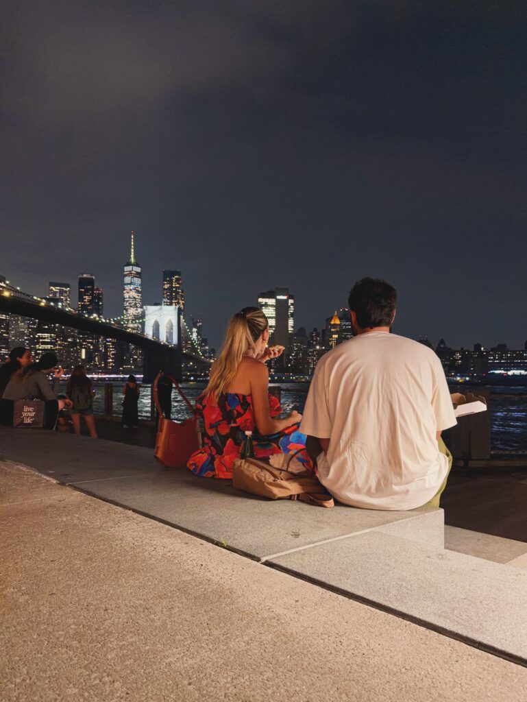 Ale e Duda aproveitando uma viagem internacional em Nova York durante uma experiência que reforça a importância de viajar protegido com seguro viagem.