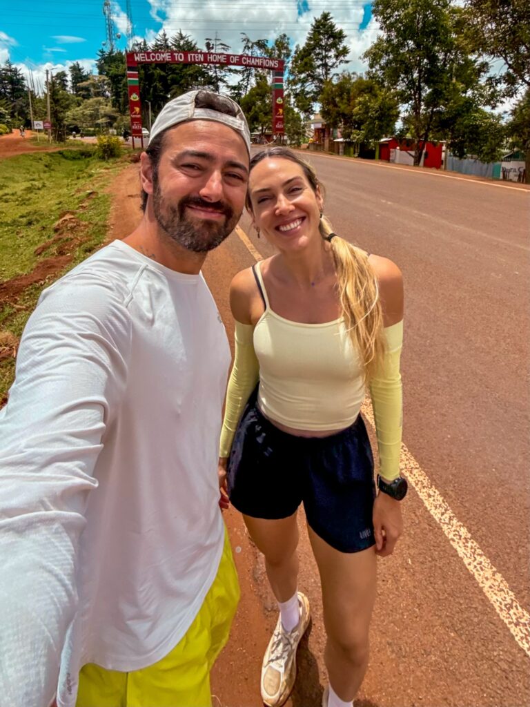 Ale e Duda durante viagem ao Quênia utilizando seguro viagem internacional.