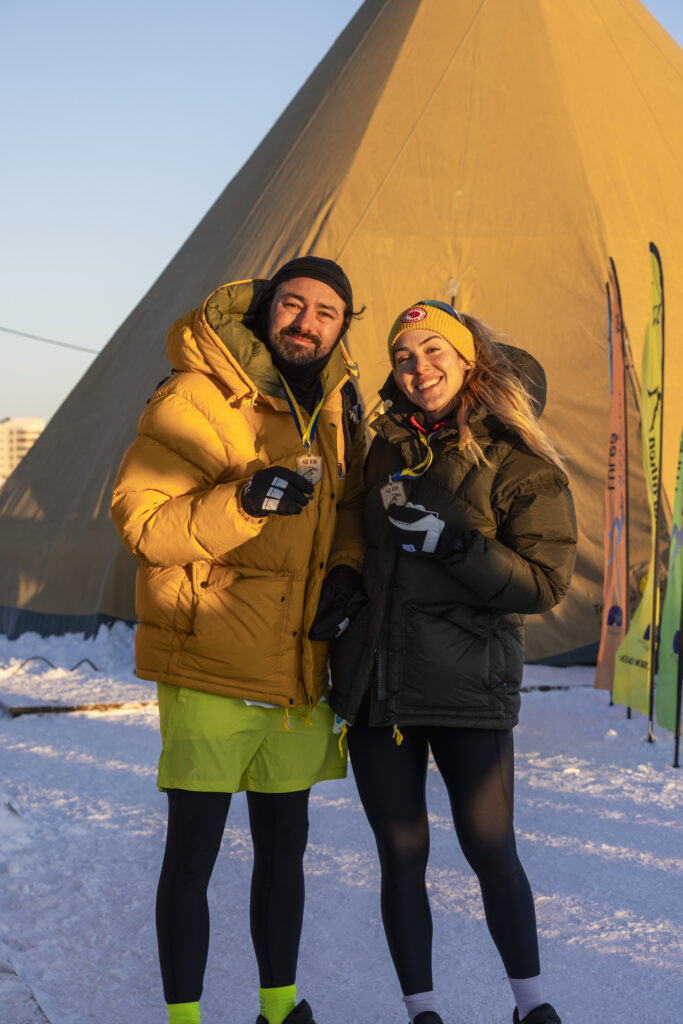 Ale e Duda durante viagem em destino de neve utilizando seguro viagem internacional.