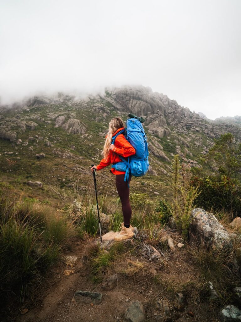 Duda utilizando mochila cargueira Fjällräven durante uma trilha, em um teste real de conforto e desempenho para trekking.