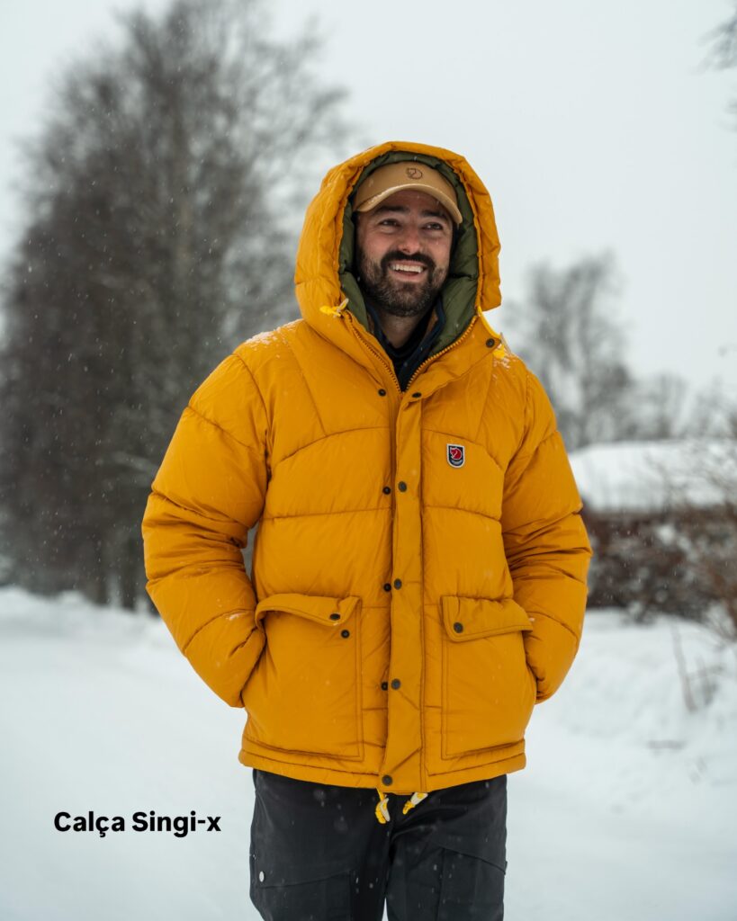 Ale usando a jaqueta Fjällräven Expedition Down Lite durante uma viagem na neve, um dos produtos que podem ser comprados com o cupom Fjällräven GET10.