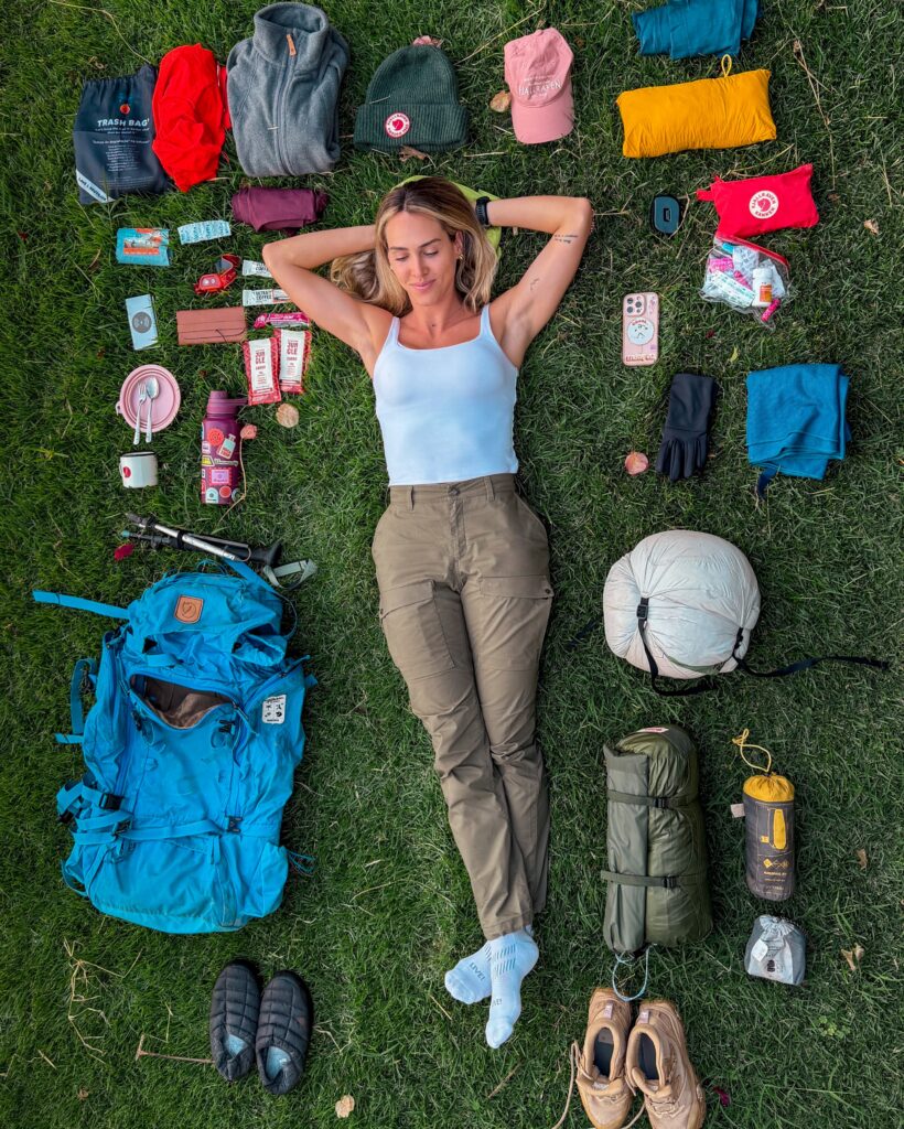 Equipamentos da Fjällräven organizados antes de um trekking, incluindo mochila, roupas e acessórios utilizados em viagens e aventuras.