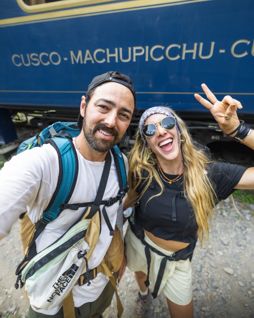 Ale e Duda durante uma viagem de aventura em Machu Picchu, representando experiências inesquecíveis pelo mundo