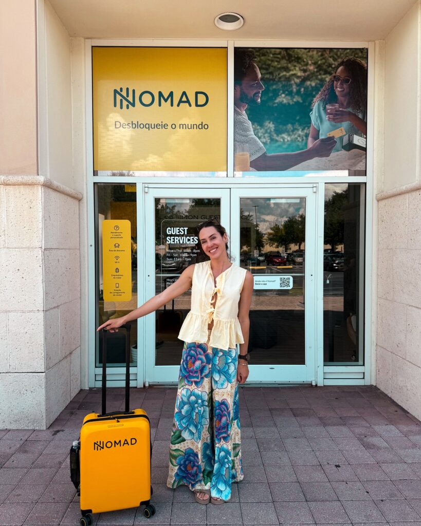 Viajante em frente ao Nomad Lounge mostrando a experiência real com a conta internacional Nomad.