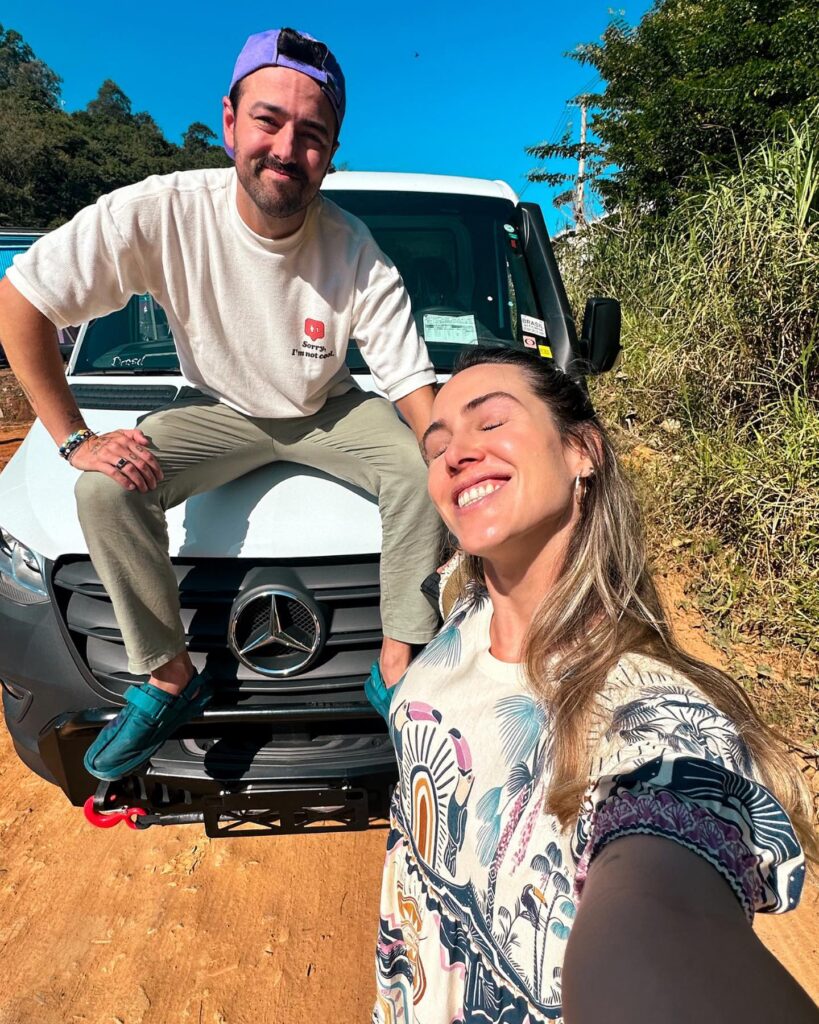 Ale e Duda durante uma viagem de motorhome, estilo de vida que motivou o teste dos produtos da Pink Cheeks.